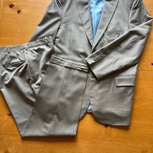 Tom James Men’s light gray 2 piece suit